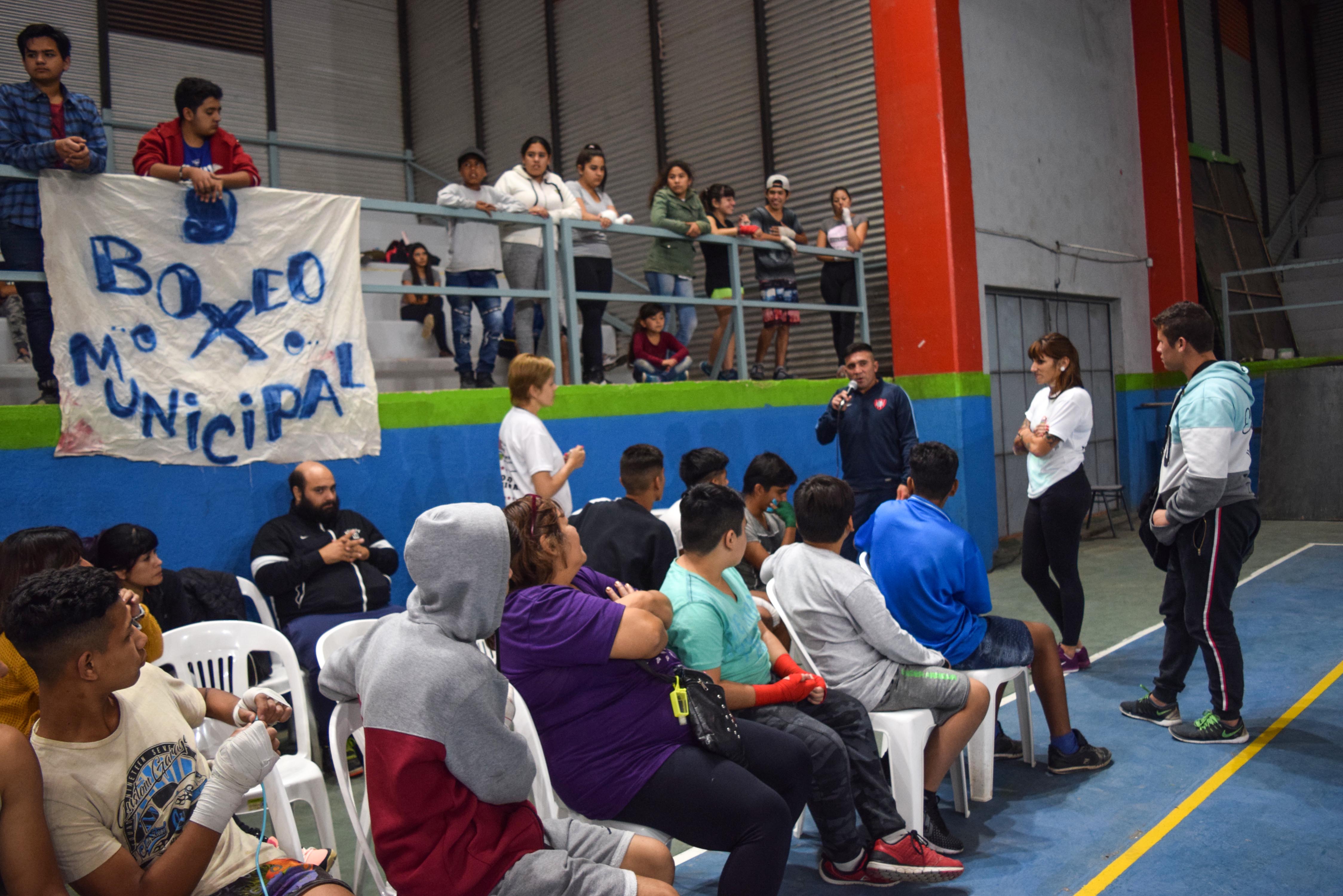 Se llevó a cabo la clínica de boxeo a cargo de un ex campeón del mundo