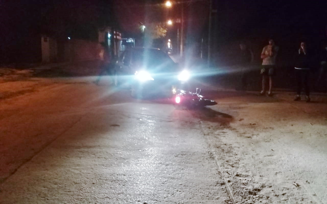 Un motociclista terminó con golpes luego de chocar contra un auto en Villa Vengochea
