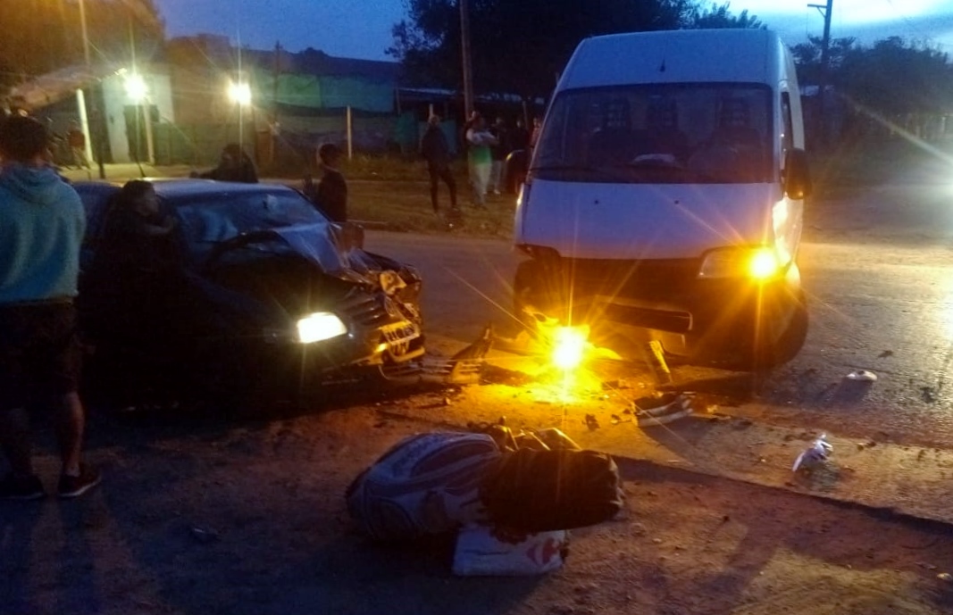 Un hombre quedó atrapado en su auto tras un choque en Maravillas del Oeste