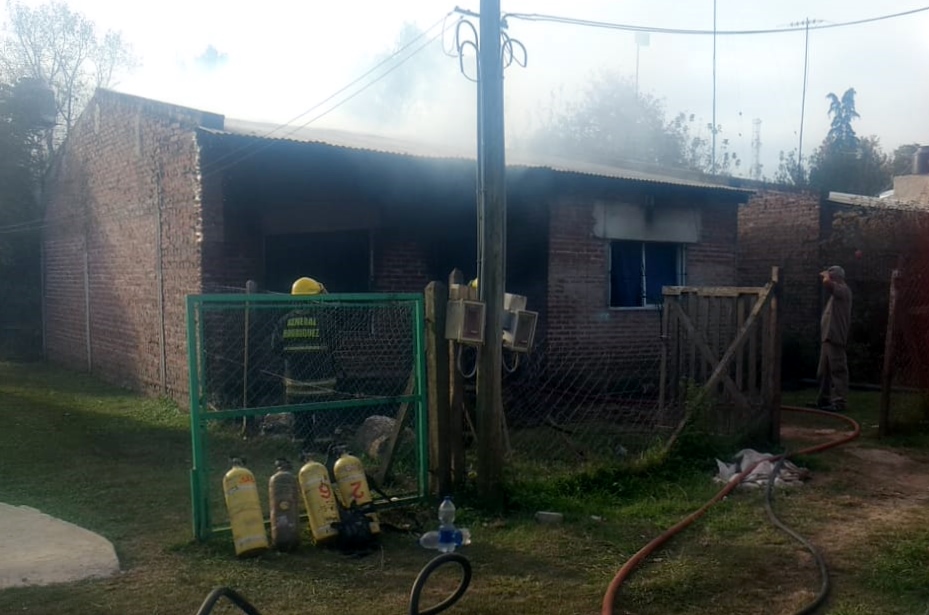 Vecinos rescataron a un adolescente del incendio de su hogar de B° San Salvador