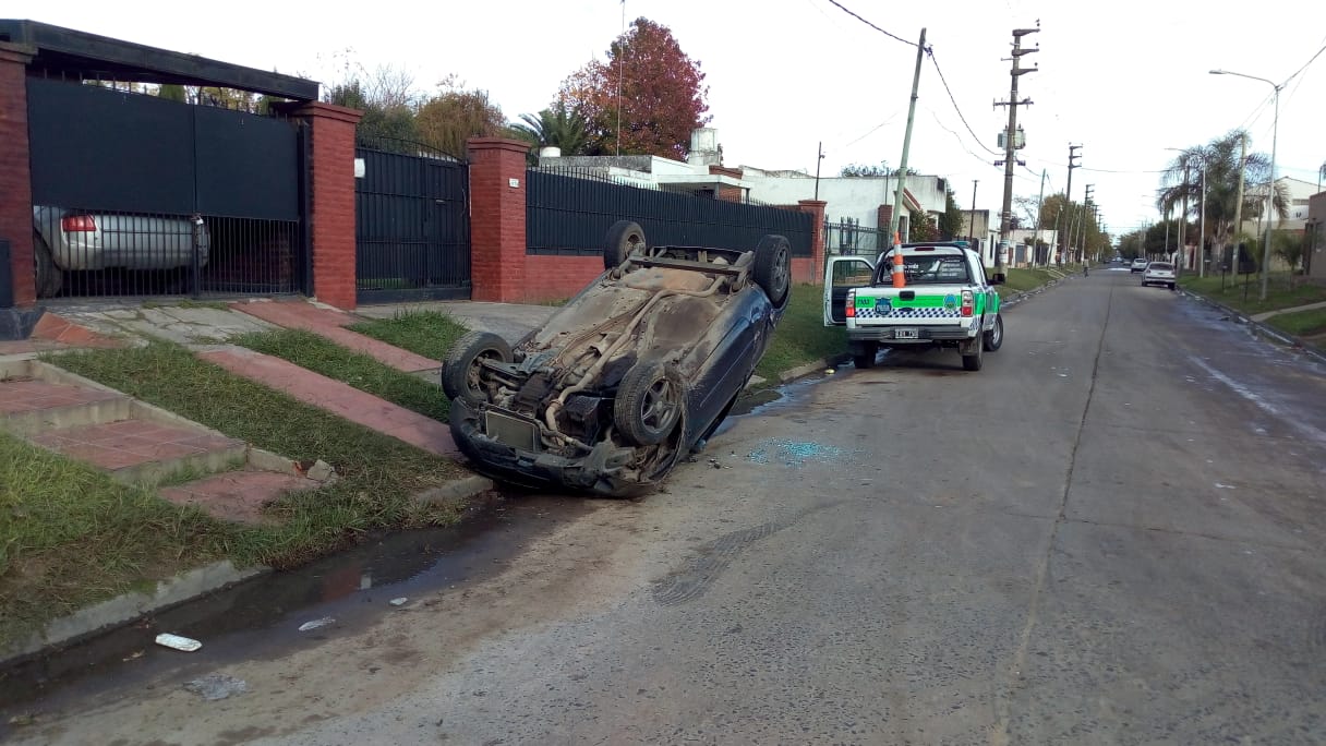 Un auto volcó en el cruce de Belgrano y Trueba