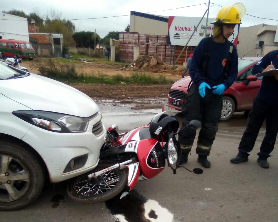 Una motociclista sufrió varias heridas tras chocar de frente con un auto en el cruce Las Latas