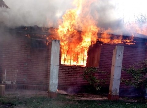 Una familia pide ayuda luego de que se incendiara su casa en el límite entre Rodríguez y Luján