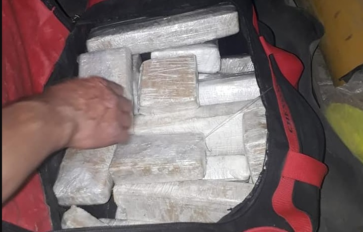 Interceptaron un auto con dos sujetos que planeaban distribuir droga en Moreno y Rodríguez