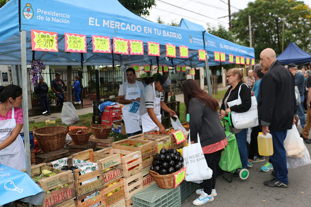 La feria del programa "El Mercado en tu barrio" sale a la calle por primera vez en Rodríguez