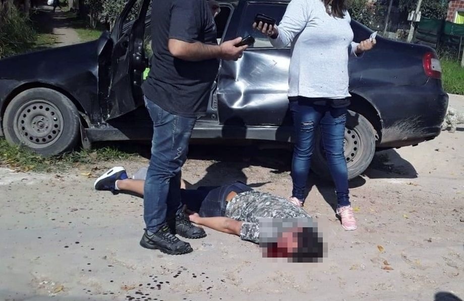 Motociclista terminó con un corte en su cabeza tras impactar con un automóvil