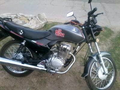 Dejó la moto estacionada, fue a pescar y se la robaron