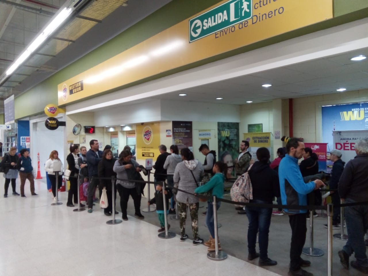 Hombre mayor se desmayó esperando en la cola de un "Pago Fácil"