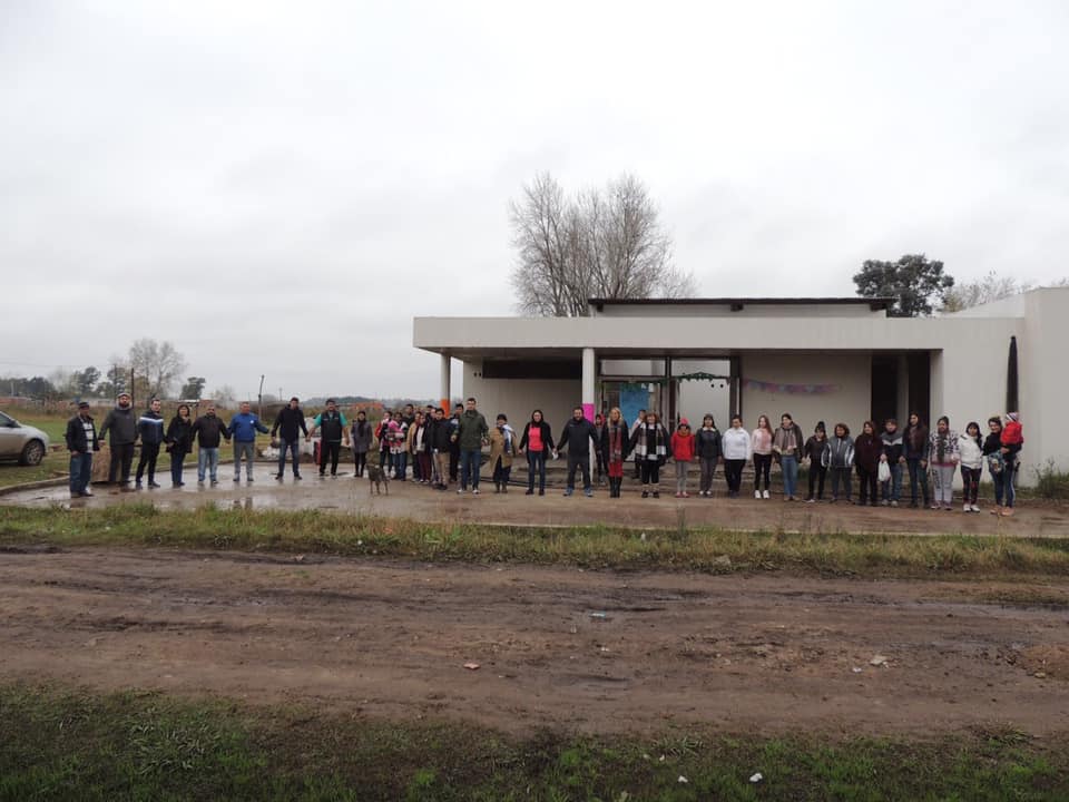 Se realizó un abrazo simbólico en reclamo por la obra paralizada del Jardín de Altos del Oeste