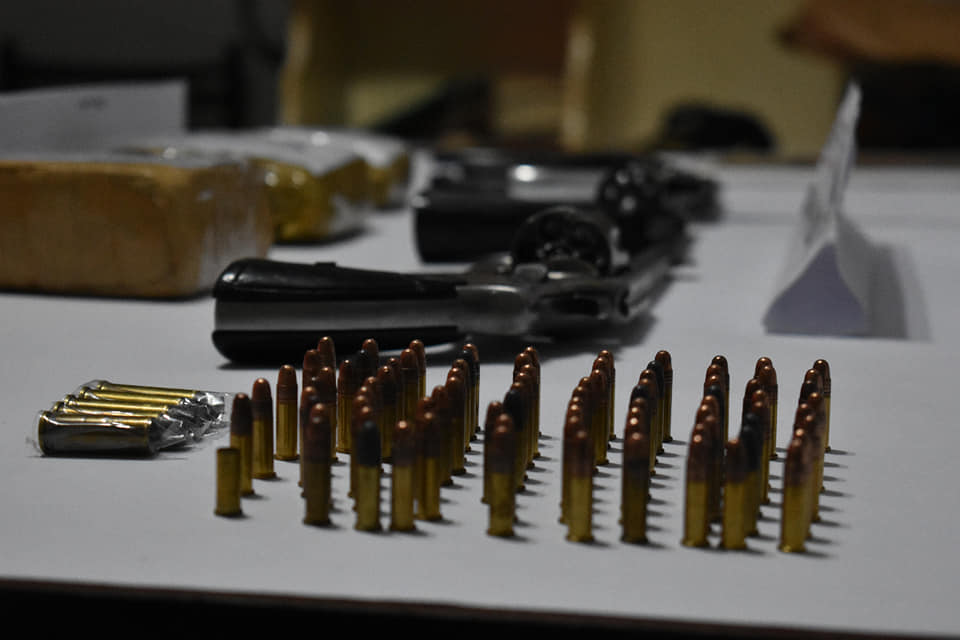 Droga, armas y una mujer detenida en Agua de Oro