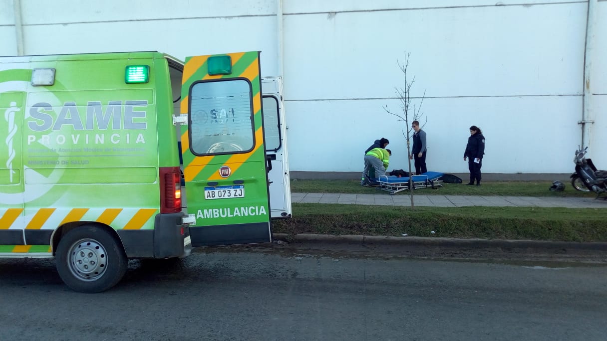 Un motociclista se accidentó y de milagro terminó ileso