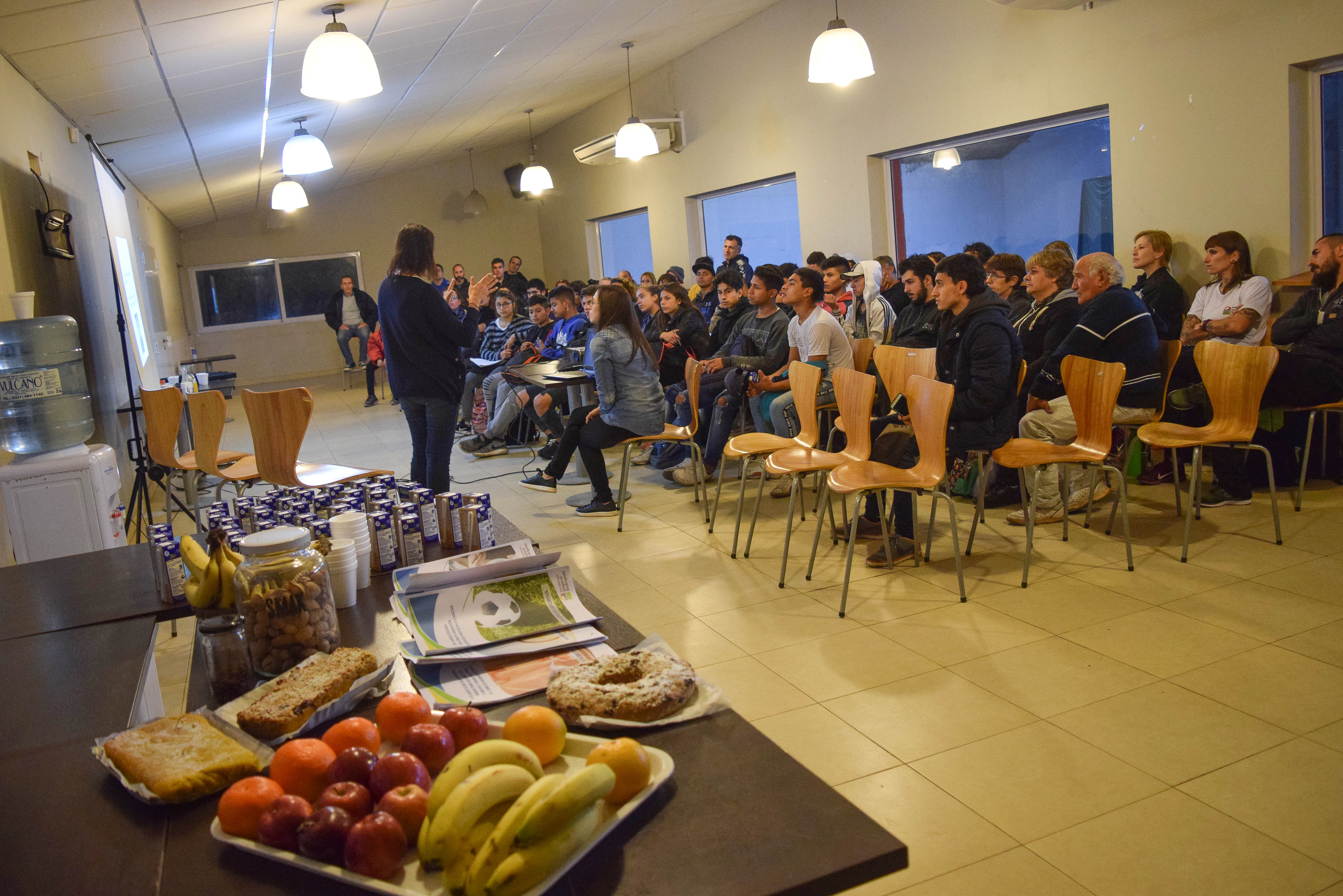 Deportistas y entrenadores participaron de una charla sobre nutrición deportiva