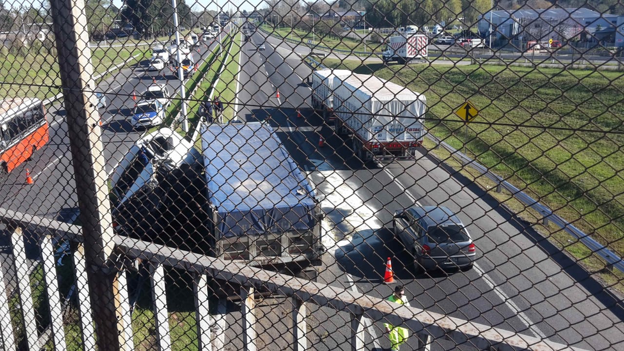 Demoras en la autopista tras accidente de un camión