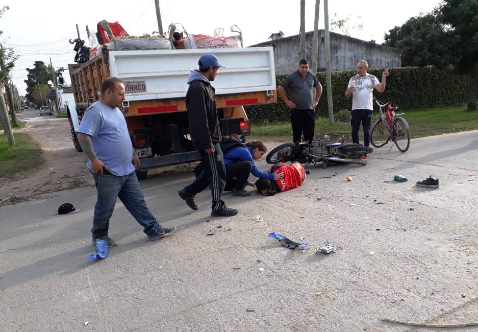 Un joven está grave tras chocar en moto contra un camión en calle Maestro Argentino