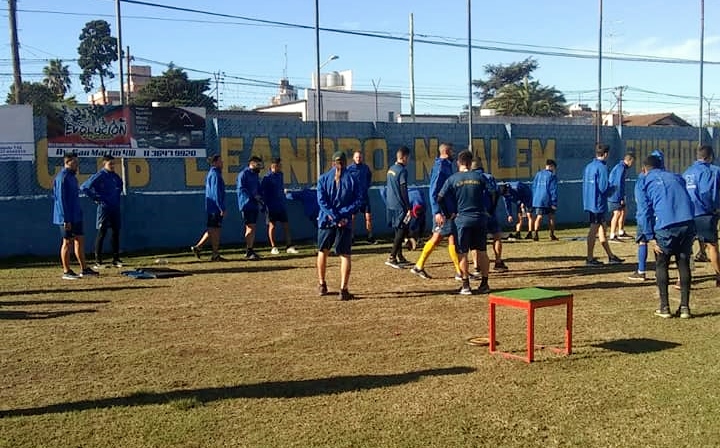 Un lateral y un goleador se sumaron al Lechero