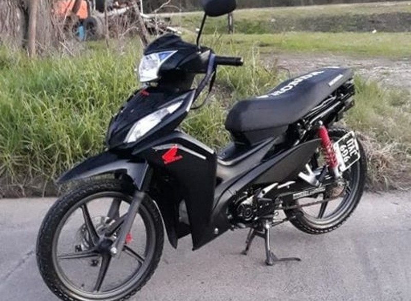 Estacionó la moto con candado en la vereda de un boliche y se la robaron