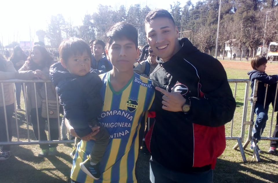 El rodriguense Kevin Uño desafió al rapero "Nacho" en el street soccer