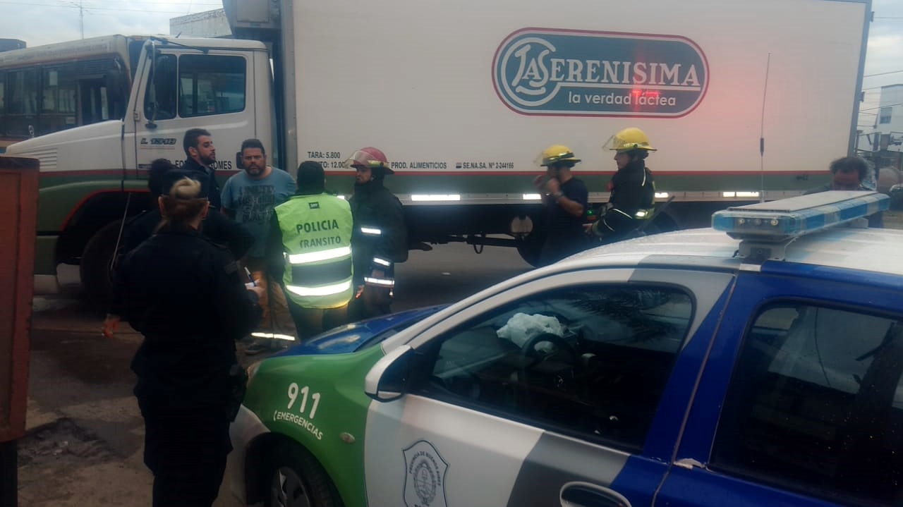 Motociclista pasó a un colectivo por la derecha y fue impactado por un camión que cruzaba la Avenida Italia