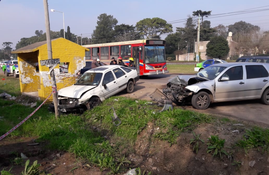 Accidente múltiple y derrumbe de garita en Ruta 7