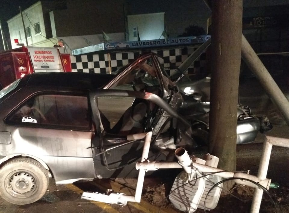 Fuerte colisión de un auto contra un poste de luz