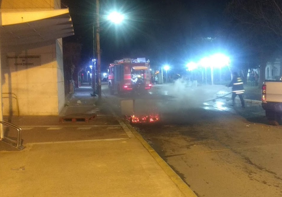 Polémica manifestación de una fracción no local de la CTA Autónoma en frente al Municipio