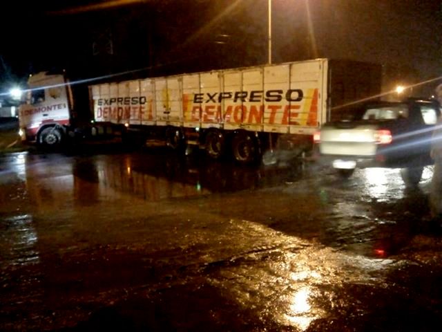 camion-encajado-corto-ruta-7-las-latas-1