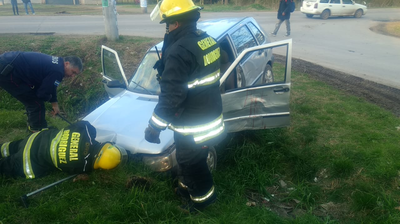 choque-fiat-uno-moto-hospital-1