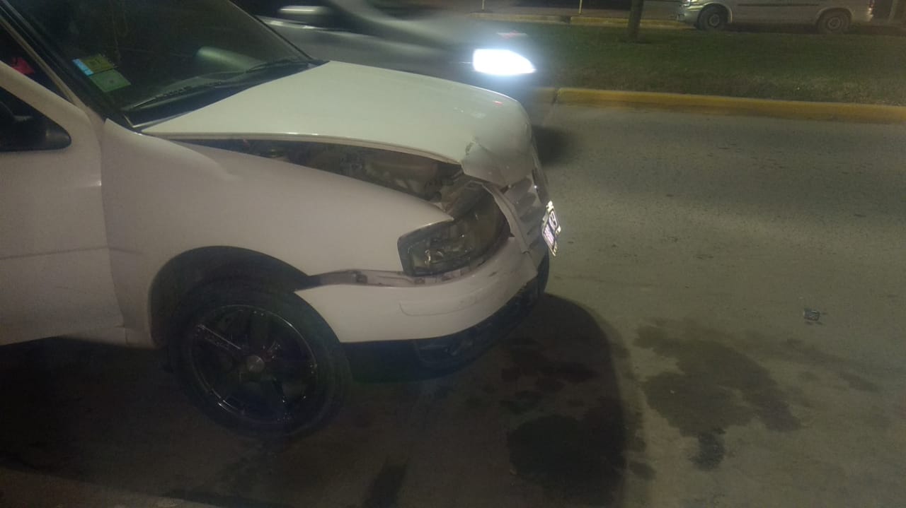 Un auto chocó a otro en la esquina de Sarmiento y España