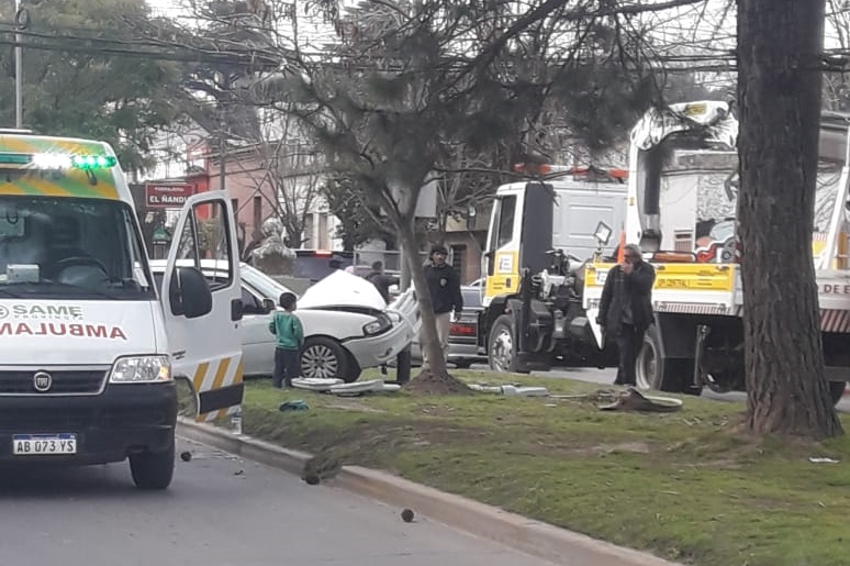 Un auto fue chocado y terminó contra una columna de iluminación de un bulevar