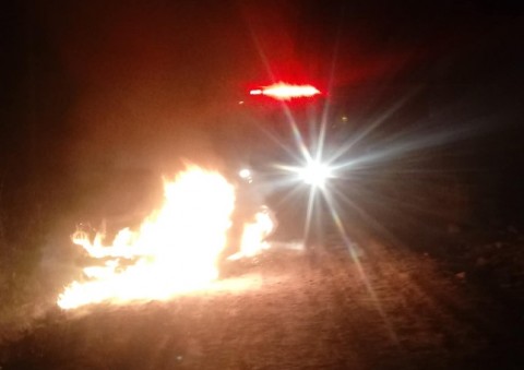 "Explosiones" y un auto en llamas despertaron preocupación en vecinos de Las Latas