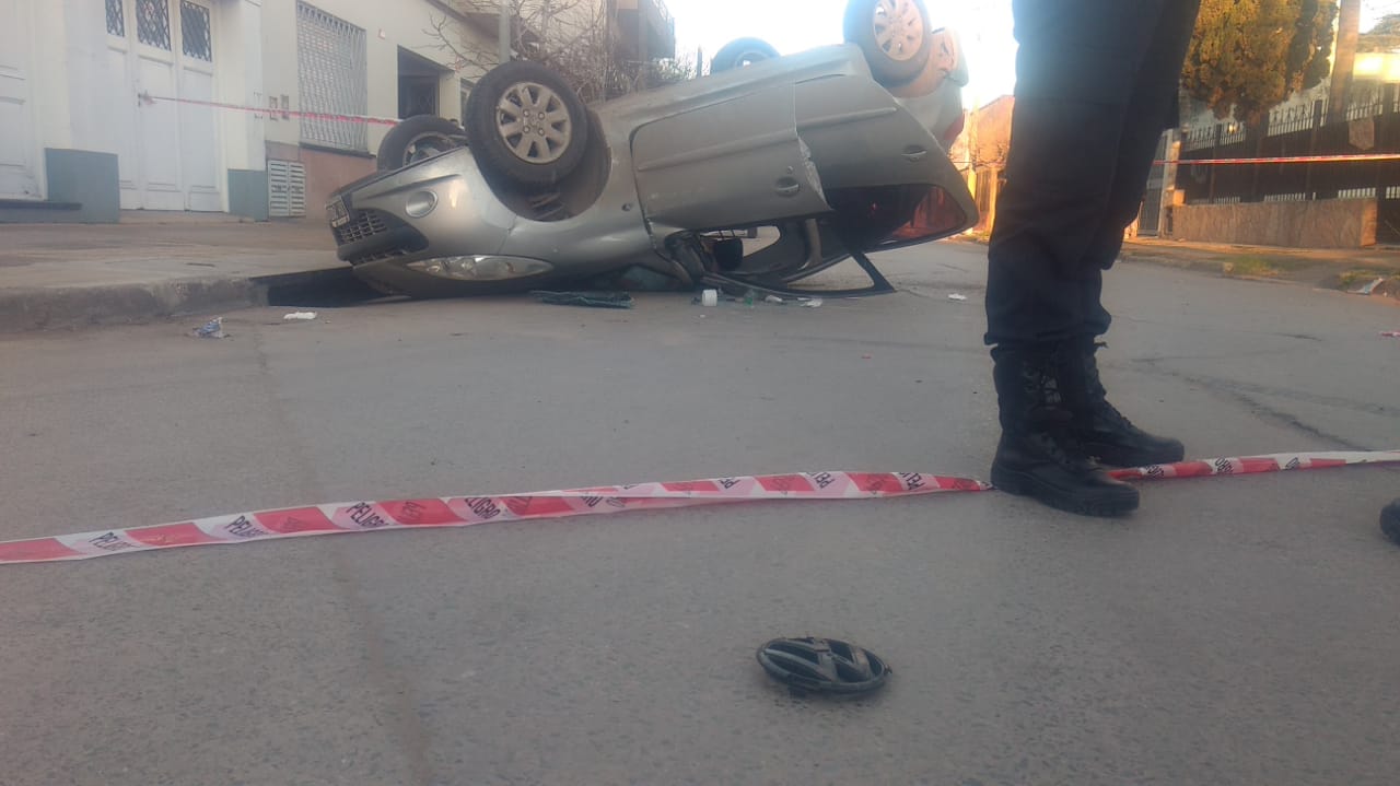 Un auto con cinco personas volcó tras ser chocado por una camioneta en una esquina céntrica