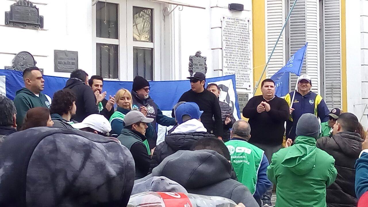 Continúa el conflicto por la ropa de trabajo y los municipales vuelven al paro
