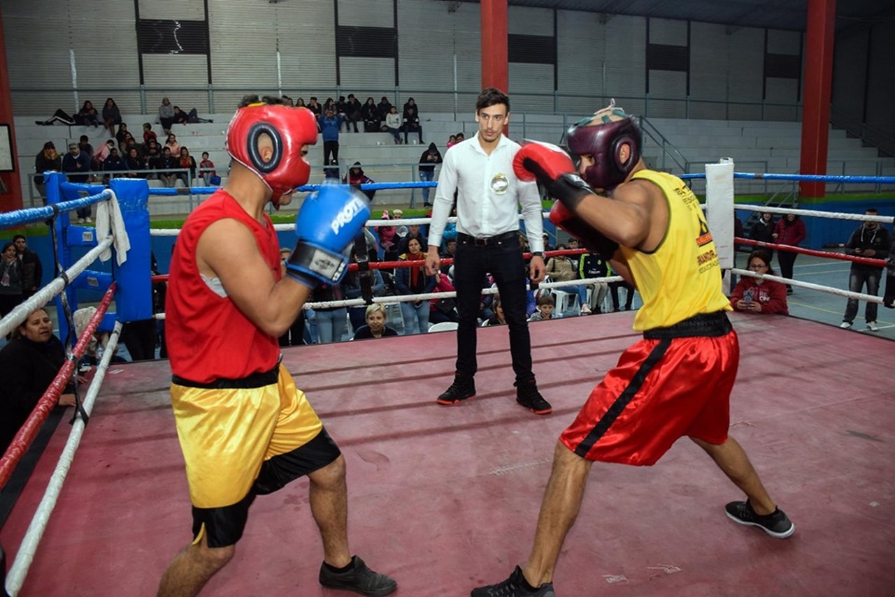Los boxeadores locales tuvieron su velada en el Polideportivo Municipal