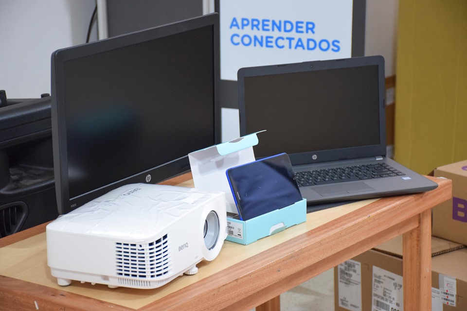 Se entregaron kits de robótica e informática a cinco jardines de infantes