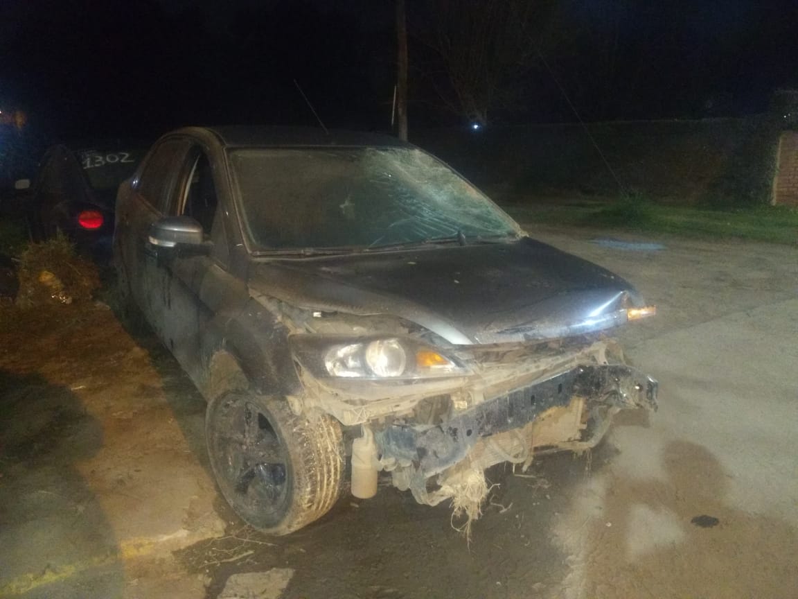 Un auto y una moto chocaron sobre Colectora en un accidente que pudo ser trágico