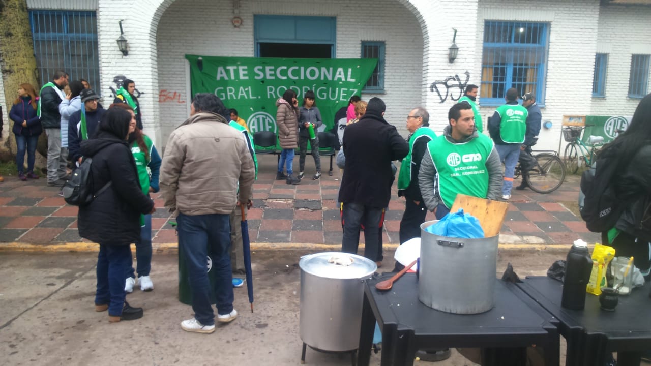 ATE realizó una olla popular en la sede de Desarrollo Social en reclamo por infraestructura