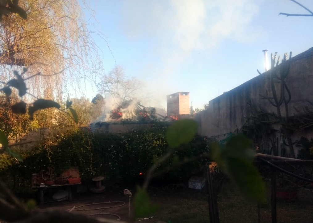 Susto en Parque Irigoyen por el incendio de un quincho