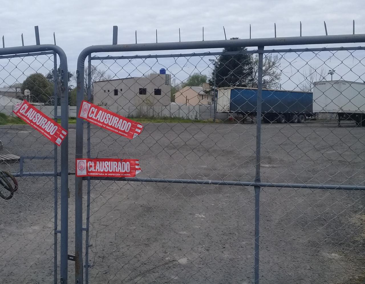 A raíz de la denuncia de vecinos, clausuraron un depósito de camiones