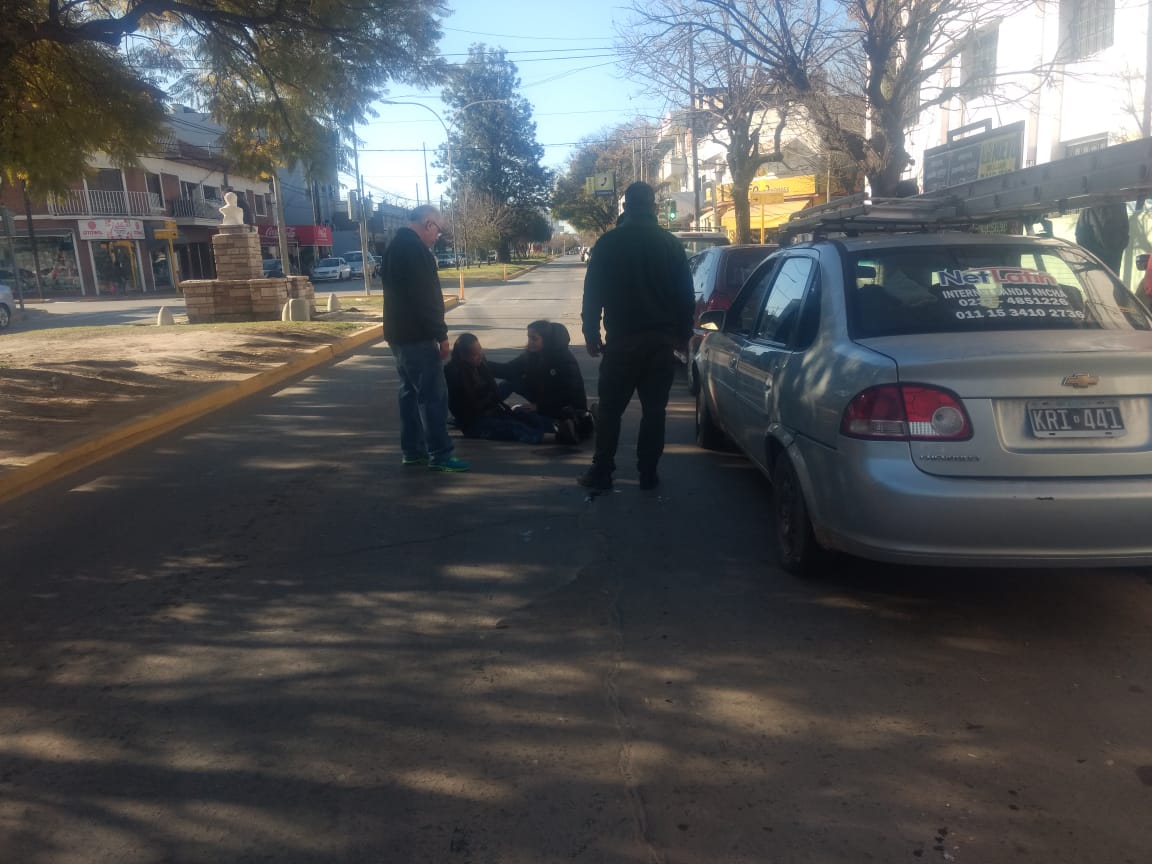 Un motociclista terminó con golpes tras chocar con la puerta abierta de un auto