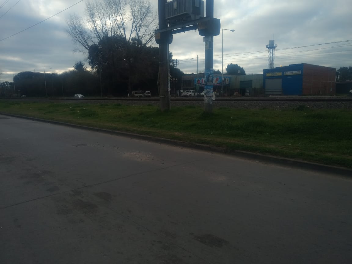 Un automóvil chocó contra una moto y se dio a la fuga