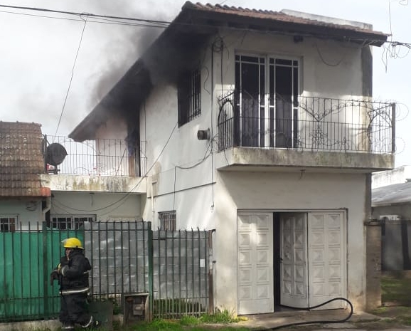 Momentos de preocupación por el incendio de una casa en la zona de Malvinas