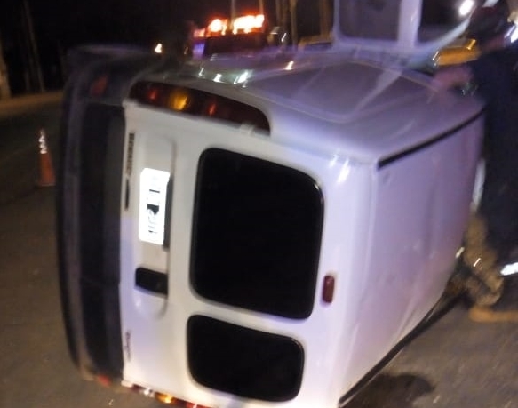 Una camioneta volcó en Ruta 24 y Corrientes tras impactar con un auto