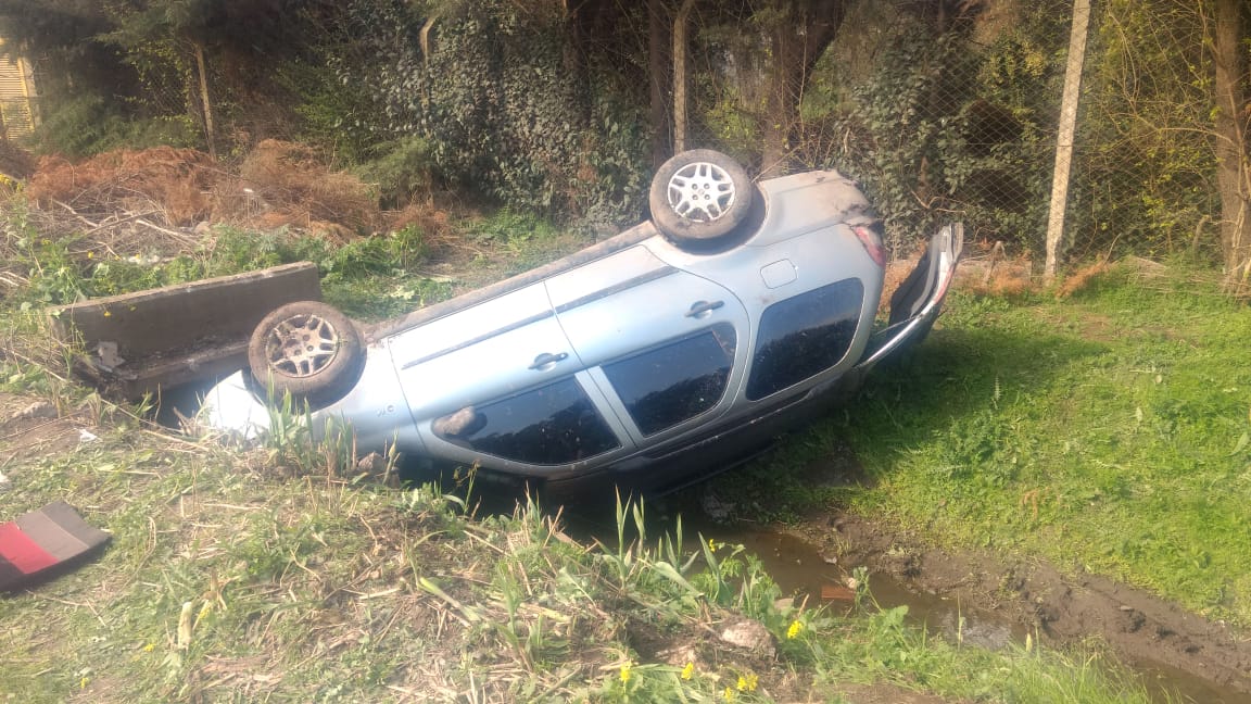 Impresionante vuelco de un auto que terminó en una zanja de la Ruta 24