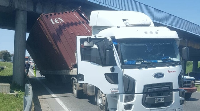 Camión manejado por rodriguense quedó atascado bajo un puente en la Panamericana
