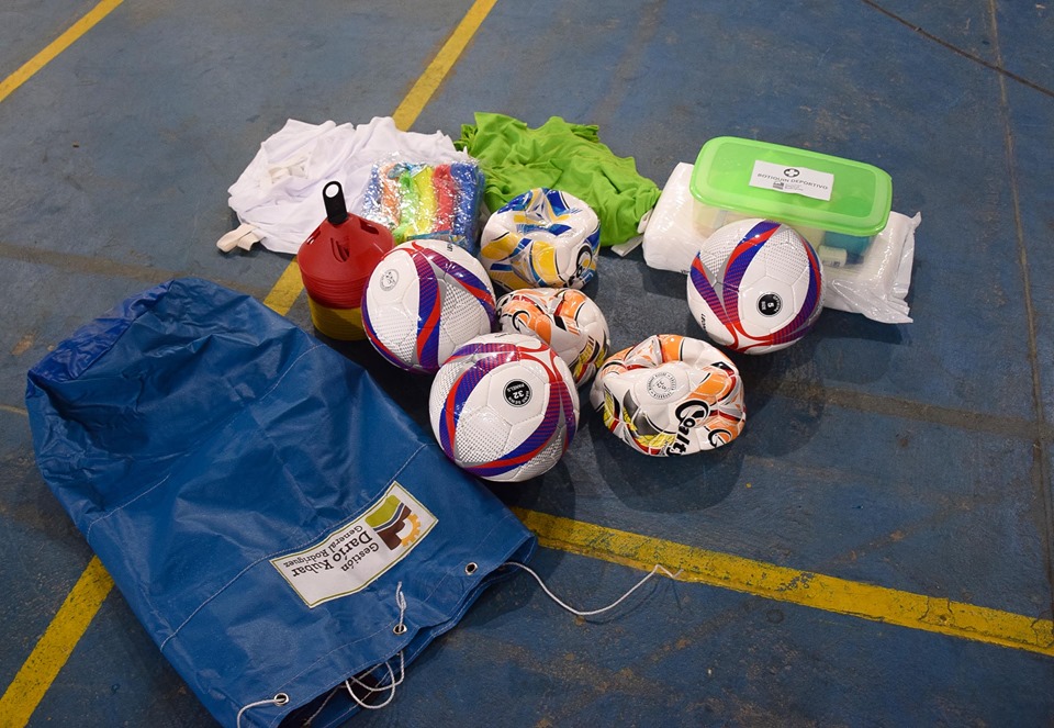 Se entregaron kits deportivos a escuelas de fútbol infantil locales