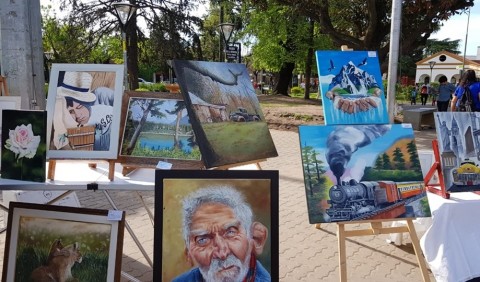 Se realizó una exposición artística en la Plaza Central y personalidades de la cultura rodriguense fueron homenajeadas