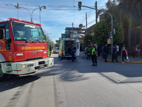 Una camioneta chocó a dos mujeres en la esquina de Sarmiento y Av. San Martín