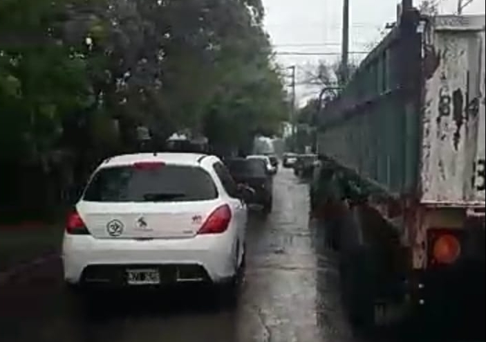 Daños, discusiones e infracción por un camión de gran porte que circulaba en calles céntricas