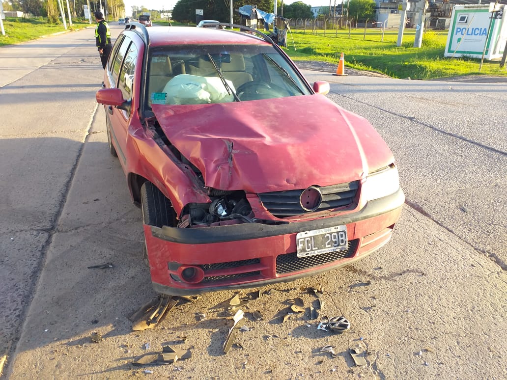 Un automóvil impactó de lleno contra un camión en Ruta 24 y Corrientes