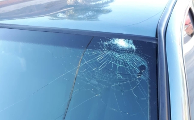 Indignación de una familia por ladrillazos a su auto estacionado en el centro